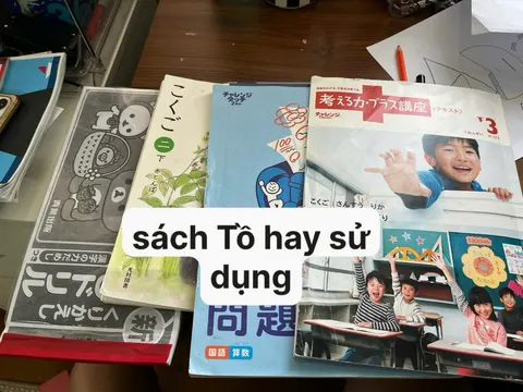 Chồng sách giáo khoa チャレンジ trên bàn học